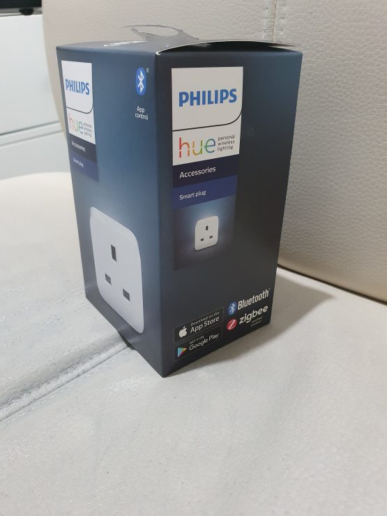 https://www.smarthomepoint.com/wp-content/uploads/2021/01/Philips-Hue-smart-plug-box-side-view-555x740.jpg