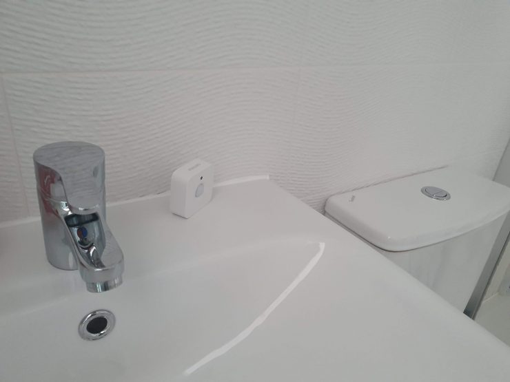 Philips Hue Motion Sensor em uma área molhada de banheiro interno