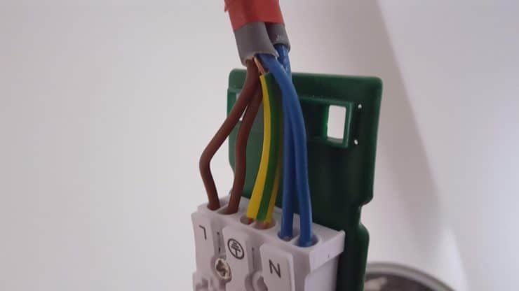 UK wiring of a light fitting the middle wire is the ground earth cable