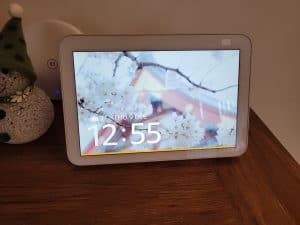 An Echo Show 8 with an orange line showing a connection error