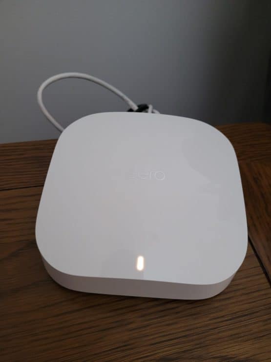Ένας δρομολογητής Eero Pro 6 Wi Fi