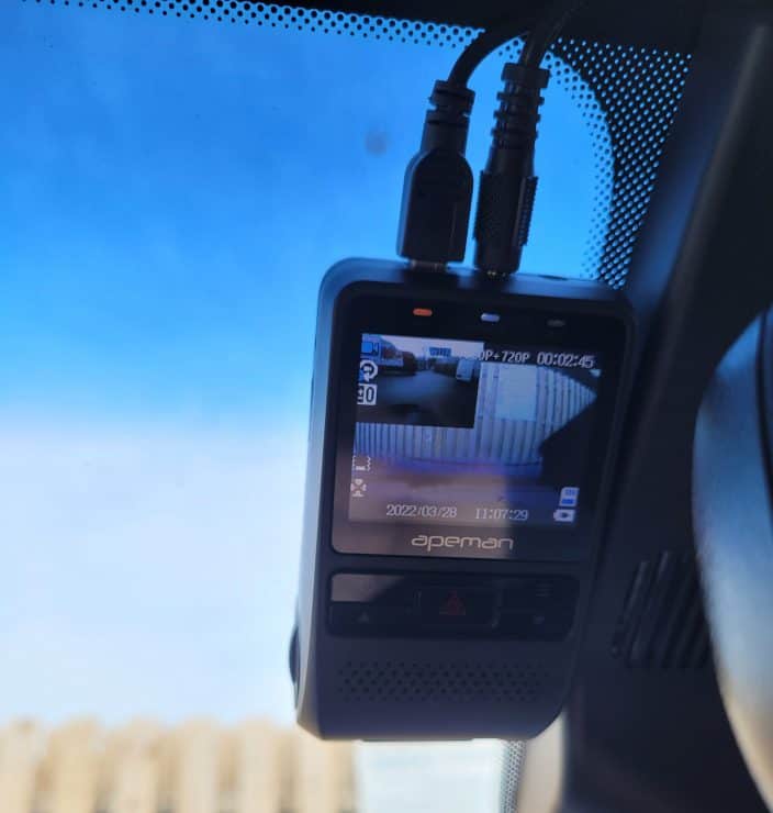 An apeman dashcam installed on the front windscreen